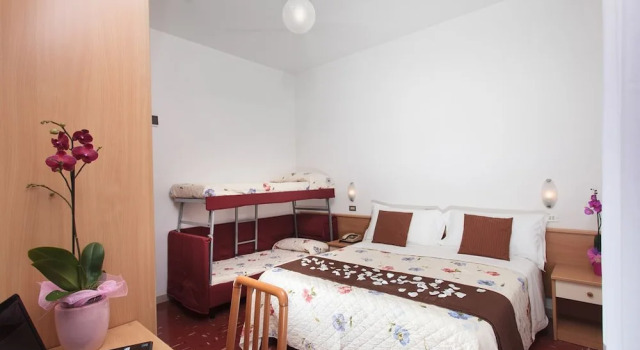 Четырёхместный номер Standard с балконом Hotel Du Lac