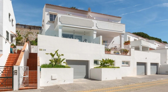 Artola in Marbella With 4 Bedrooms and 3 Bathrooms, Забронировать Вилла Марбелья Коста-дель-Соль, рядом с Пристань для яхт Кабопино