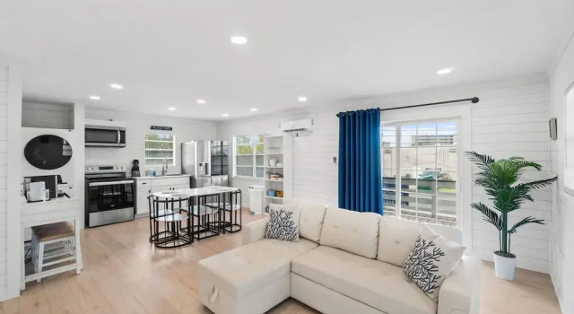 Апартаменты Deluxe The Beach Bungalow by Book That Condo