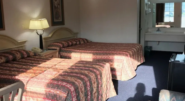 Четырёхместный номер Standard Claridge Inn