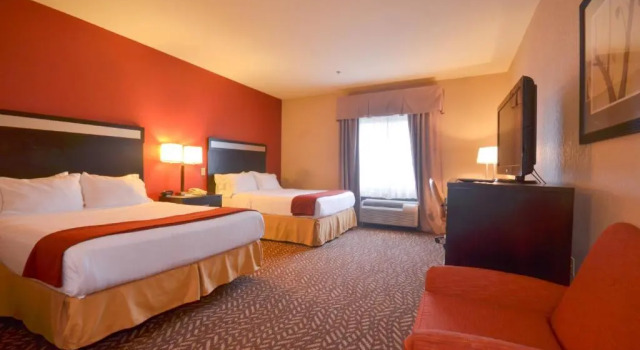 Четырёхместный номер Standard Holiday Inn Express Hotel & Suites Pine Bluff / Pines Mall by IHG