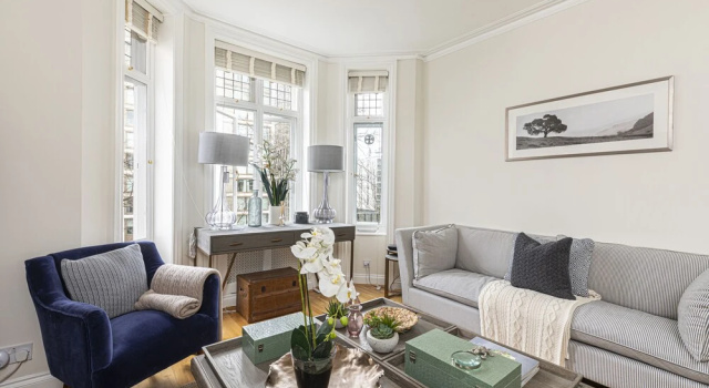 Stylish 3 Bedroom Flat with balcony is West Kensington