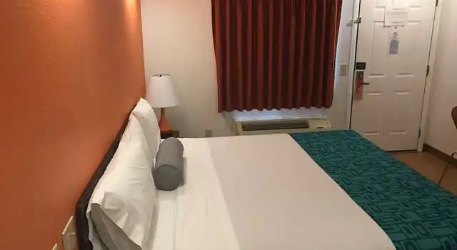 Howard Johnson by Wyndham Lake George, Забронировать Отель Отели Лейк-Джордж с парковкой, рядом с Музей «Форт Уильям-Генри», Парковка