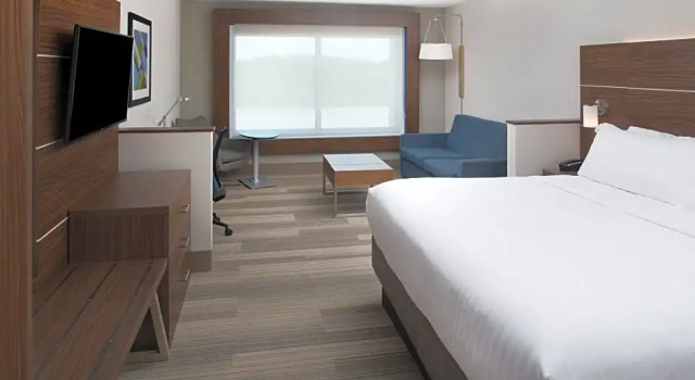 Четырёхместный люкс Holiday Inn Express & Suites Kingdom City by IHG