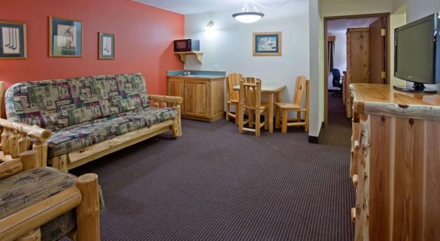 Четырёхместный люкс Deluxe c 1 комнатой AmericInn by Wyndham Pequot Lakes/Jenkins