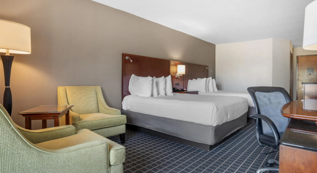 Четырёхместный номер Standard SureStay Plus Hotel by Best Western Greenwood