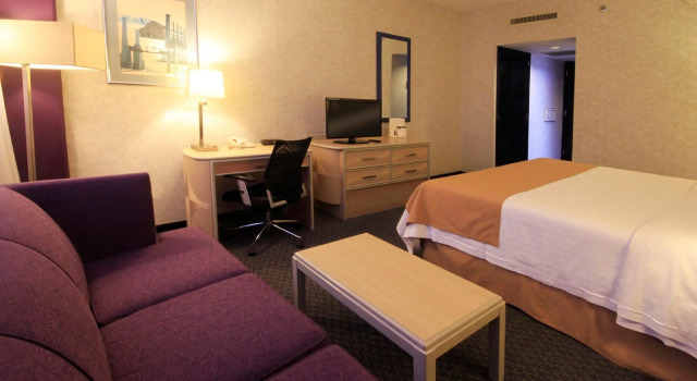 Четырёхместный клубный номер Standard с балконом Holiday Inn Monterrey-Parque Fundidora by IHG