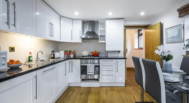 Stunning Light Filled 2 Bed Apartment + Parking Sleeps 7
