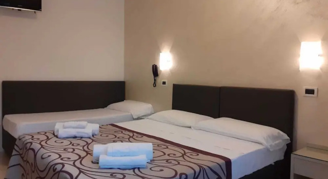 Трёхместный номер Standard с балконом Hotel Gloria