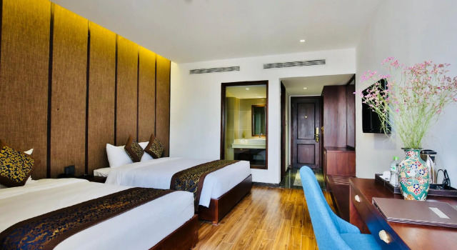 Семейный номер Standard с балконом Dong Duong Hotel & Suites - City Central - Afternoon Tea Inclusive