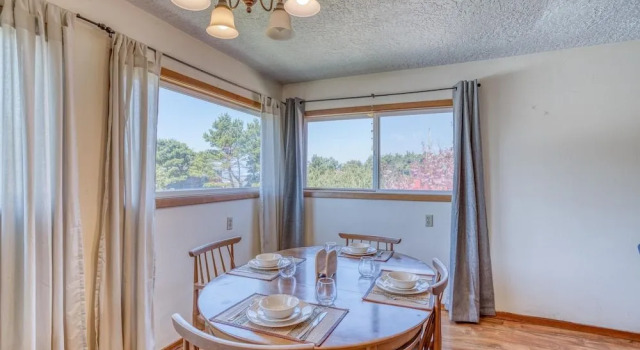 Peaceful Backyard and Double Oven - Charming Coastal Retreat, Prenota Hotel Hotel a Oregon con parcheggio, Parcheggio