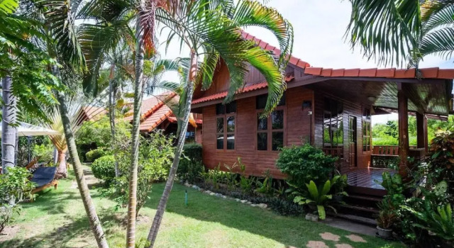 Бунгало с балконом Bang Saray Village Resort