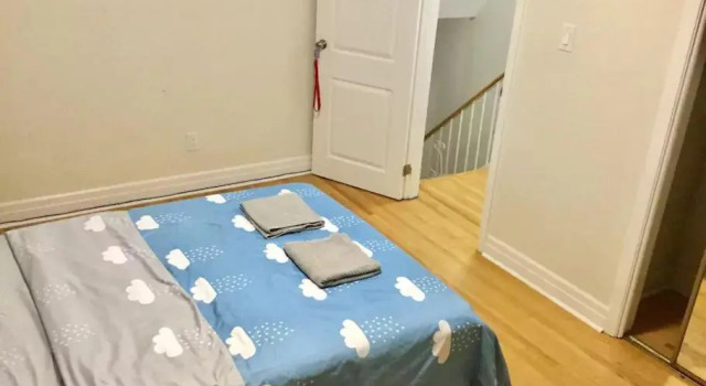 Private Rooms 5 min Finch West Subway - York University, Varaa Hotelli Toronto 