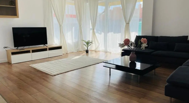 Vila De Lux In Otopeni Cu Living Si 3 Dormitoare, Rezerwuj Hotel Hotele w Ilfov z parkingiem, Parking