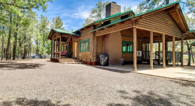Коттедж Cozy Log Cabin on 1/2 Acre in Lakeside!