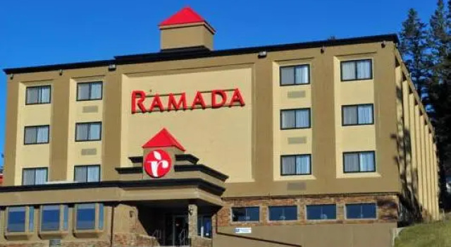 Кровать в общем номере Ramada by Wyndham Williams Lake