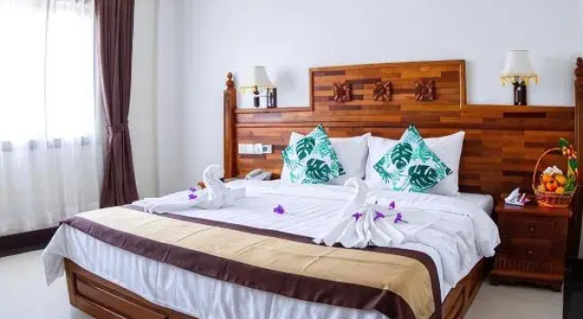 Кровать в общем номере Kampong Thom Palace Hotel
