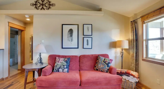 3 Blocks to Main St: Cozy Gunnison Retreat!, Book Feriehus Villaer i Crested Butte Mountain, Villa