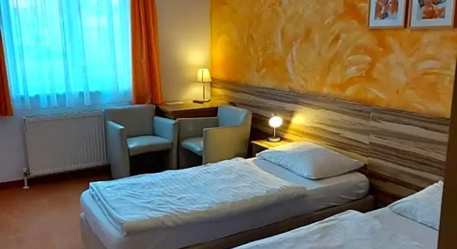 Pension Claudia, Book Hotel Hotels in Vienna surrounding with Parking, Parking