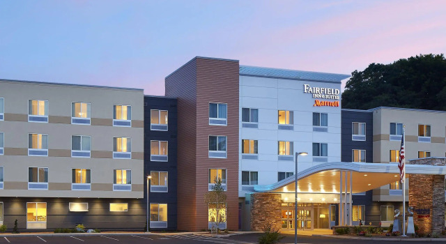 Fairfield Inn & Suites Springfield Northampton/Amherst, Забронировать Отель Нортгемптон Массачусетс, рядом с Spare Time Bowling