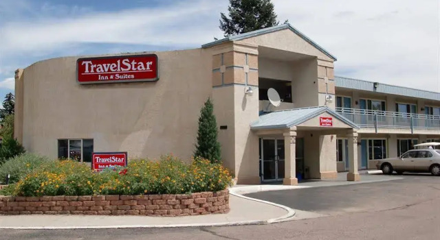 TravelStar Inn & Suites, Varaa Hotelli Hotellit Colorado Springs uima-altaalla, Uima-allas