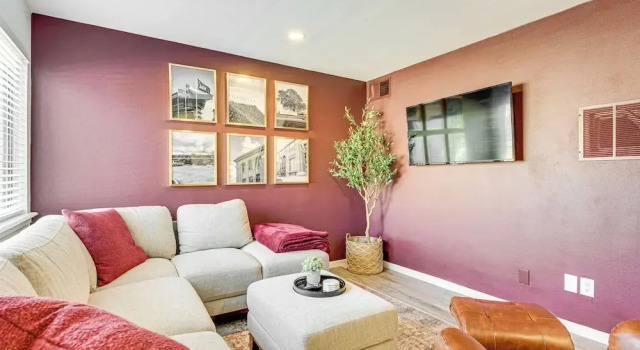 Апартаменты Convenient Bryan Townhome w/ Patio < 3 Mi to A&m!