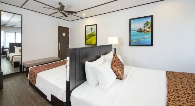 Семейный номер Standard с балконом и с видом на бассейн White Lotus Hotel Hoian