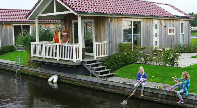Cozy Chalet Right on the Water in Friesland, Rezervovat Chata Chaty v Friesland, Chalupa