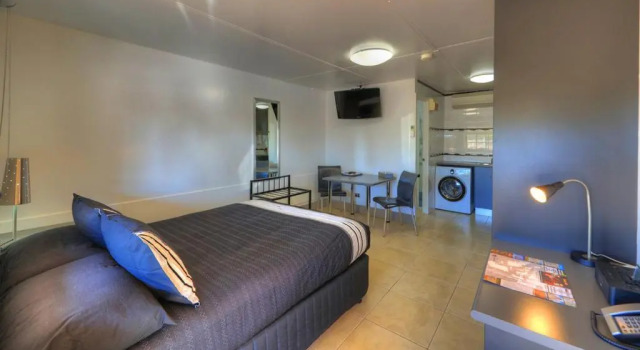 Студия Halls Creek Motel