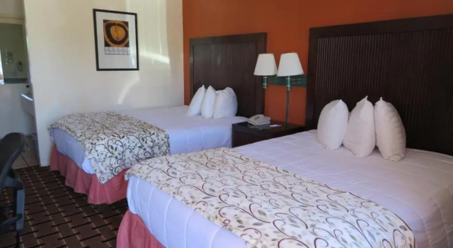 Четырёхместный номер Standard Royal Crest Motel