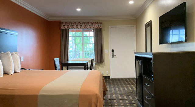 Двухместный номер Deluxe Ontario Inn & Suites