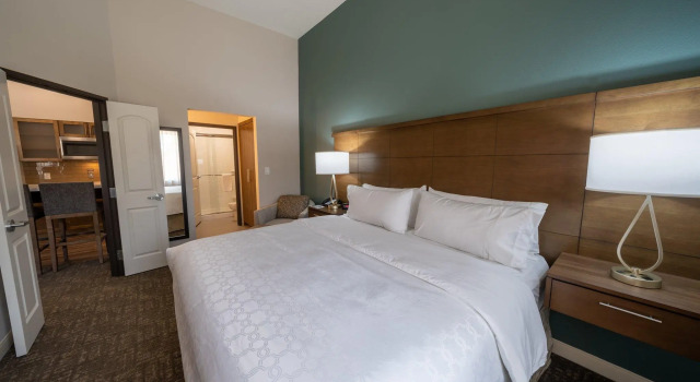 Двухместный люкс c 1 комнатой Staybridge Suites Houston East - Baytown by IHG