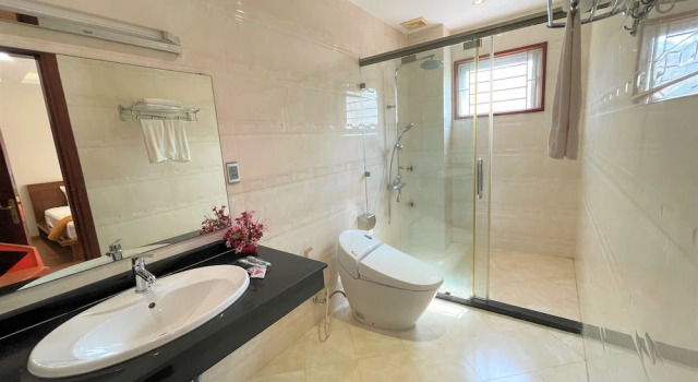 Четырёхместный номер Superior с балконом и с видом на озеро Minh Đức Green Hotel Tuần Châu