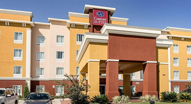 Четырёхместный люкс Comfort Suites near Tanger Outlet Mall