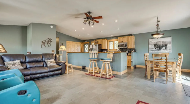 Estes Park Home w/ AC - 1/2 Mi to Lake & Downtown!, Забронировать Отель Отели Эстес-Парк с парковкой, рядом с Lake Estes 9-Hole Golf Course, Парковка
