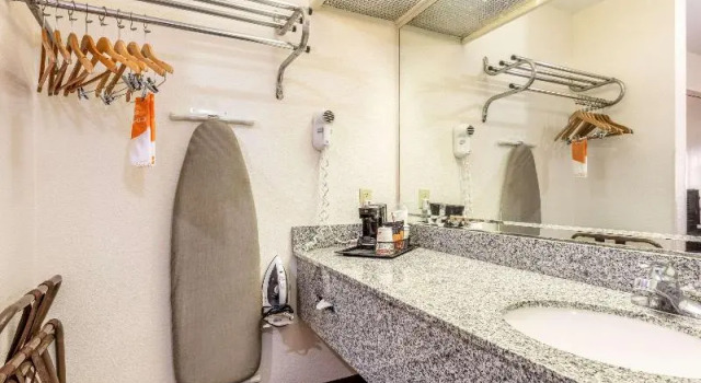 Люкс Econo Lodge Inn & Suites Memphis East