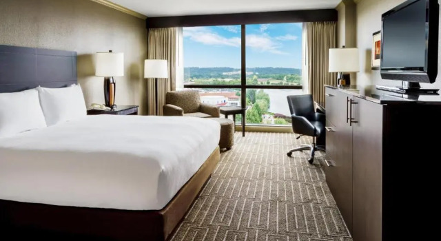 Двухместный номер Deluxe Hilton Charlotte University Place