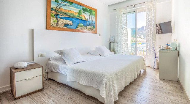 Hotel de La Plage - Mahogany, Забронировать Отель Отели и гостиницы Кассис, рядом с Пляж Кассис, Отель