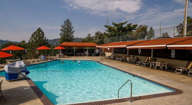 The Happy Place - Mountain Views and Amenities Galore by Yosemite Region Resorts, Book Feriehus Pine Mountain Lake USA