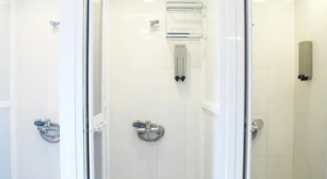 Кровать в общем номере (мужской номер) Uno Backpackers Inn