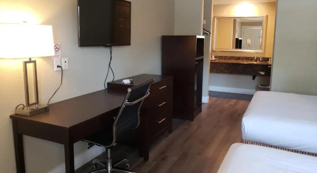 Четырёхместный номер Standard Fairview Inn & Suites
