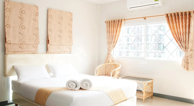 Gold Dolphin Pattaya