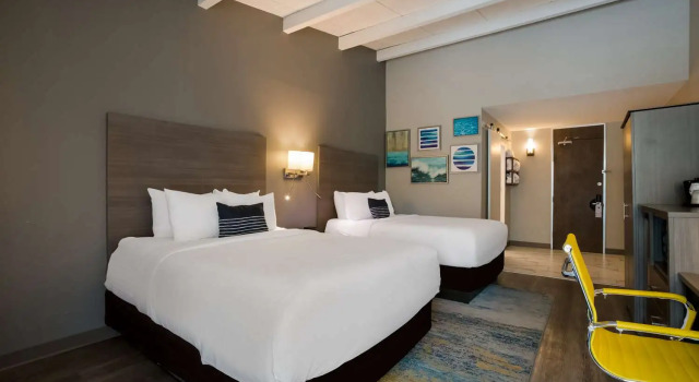 Четырёхместный номер Standard с видом на бассейн The Hub Middletown Red Bank- Best Western Signature Collection