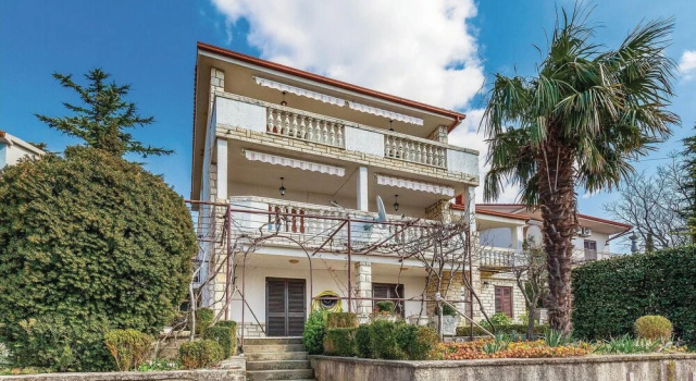 Beautiful Home in Jadranovo With Wifi and 2 Bedrooms, Book Hotel 3-stjernede hoteller i Kvarner, 3*