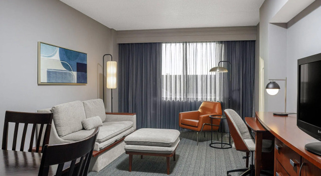 Четырёхместный люкс c 1 комнатой Courtyard by Marriott Long Island MacArthur Airport