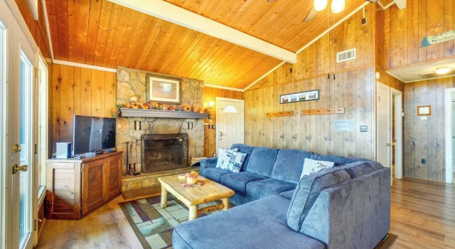 Hot Tub & Mountain Views at Gatlinburg Cabin!