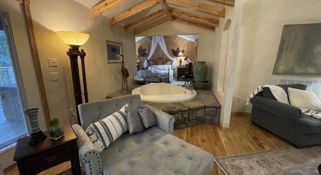 One bedroom, one bath log-sided cottage with private hot tub on Lake Ouachita. by RedAwning, Boek Vakantiehuis Hotels in Missouri met zwembad, Zwembad