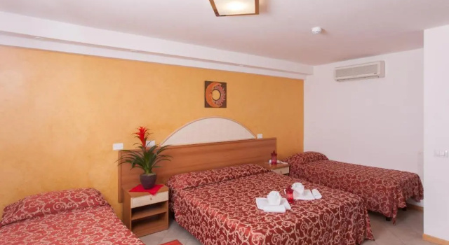 Четырёхместный номер Standard с балконом Hotel Bahama