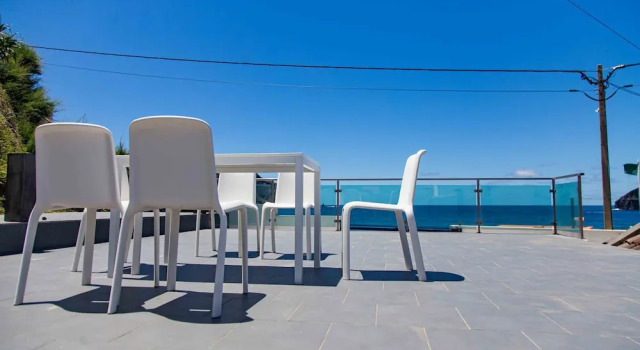 Коттедж с 2 комнатами oceanfront Mosteiros Beach House