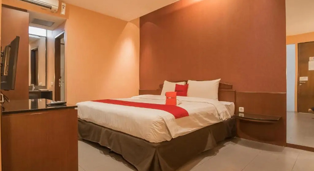Полулюкс RedDoorz Plus @ Cipaganti Street 3